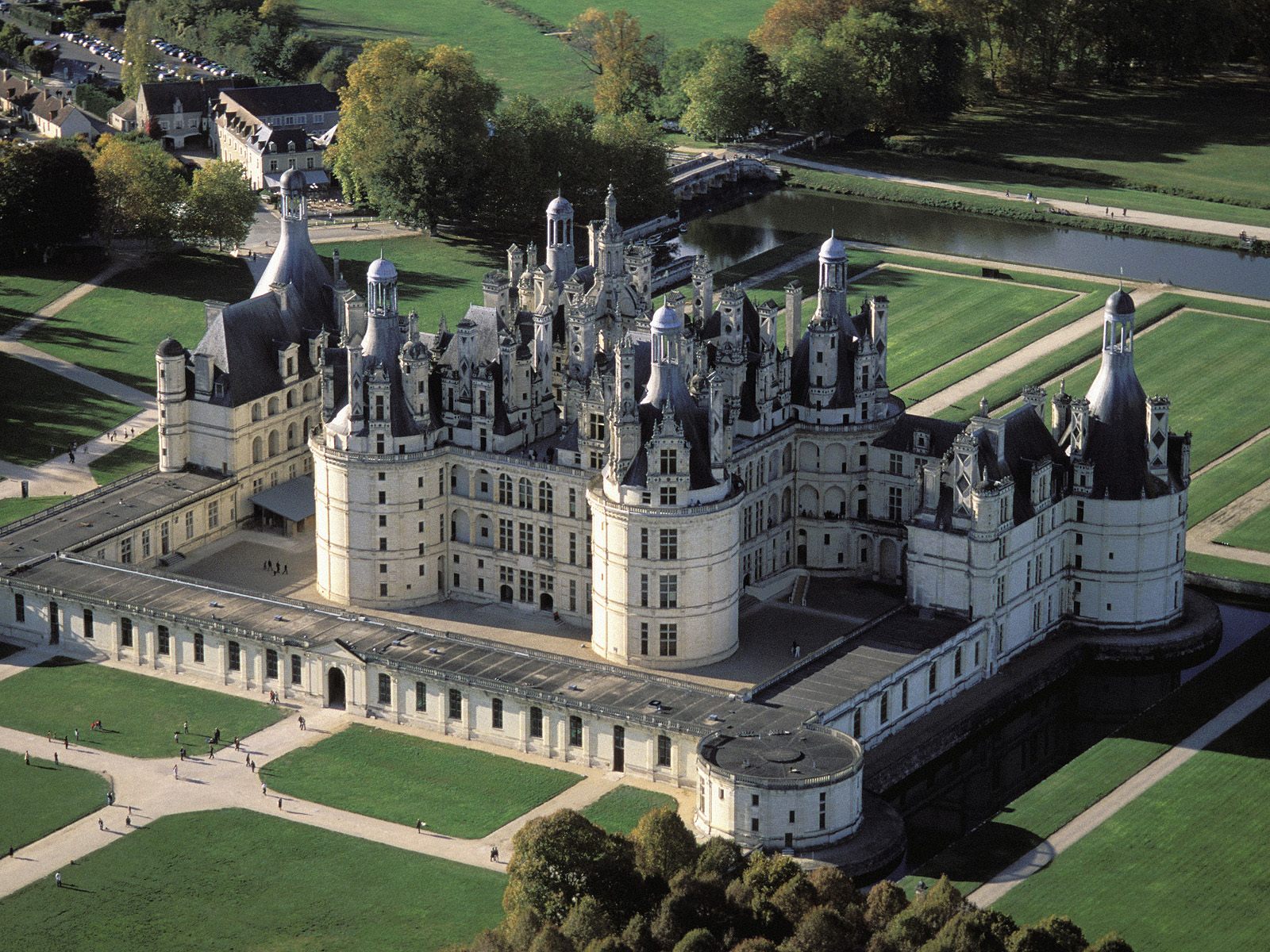Chateau De Chambord, France  Travel Featured